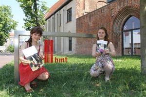 Die beiden HMT-Studentinnen Jasmin Dominick und Henriette Klauk mit dem neuen CI ihrer Hochschule Die beiden HMT-Studentinnen Jasmin Dominick und Henriette Klauk mit dem neuen CI ihrer Hochschule