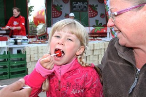 Total lecker - Leonie genießt ihren Erdbeerkuchen bei Karls