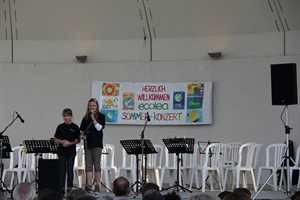 Michelle und Marike moderierten das Sommerkonzert
