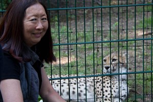 Ann hilft im Zoo Rostock aus