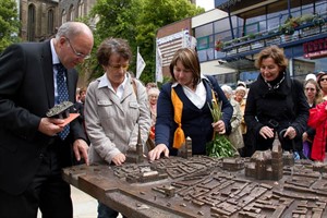 Bronzerelief der Rostocker Altstadt in der Langen Straße