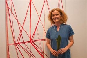 Tanja Zimmermann vor "Sonnensegel" Tanja Zimmermann vor "Sonnensegel"