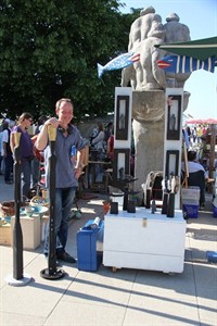 Axel Pfannenschmidt vom Atelier "Ansichtssache" auf dem Kunsthandwerkermarkt Warnemünde Axel Pfannenschmidt vom Atelier "Ansichtssache" auf dem Kunsthandwerkermarkt Warnemünde