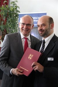 Erwin Sellering ehrt Guido Hildebrandt, Professor der Universität Rostock
