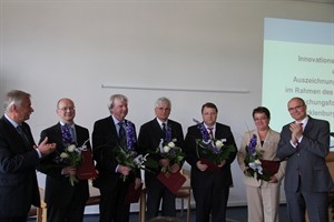 Jürgen Seidel, Michael Klotz (FH Stralsund), Horst Handorf (Uni Rostock), Dirk Timmermann (Uni Rostock), Knud Benedict (HS Wismar), Evelin Engler (DLR Neustrelitz), Erwin Sellering (v.l.n.r.)