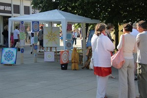 Kunsthandwerkermarkt vor Teepott und Leuchtturm Warnemünde Kunsthandwerkermarkt vor Teepott und Leuchtturm Warnemünde