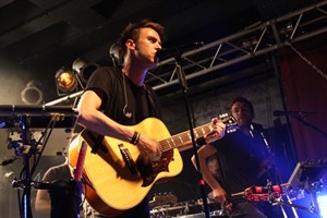 Clueso spielt beim Searock-Festival auf der Galopprennbahn in Bad Doberan