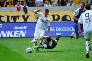Marcel Heller (Dynamo Dresden) umspielt Hansa-Torwart Kevin Müller, kann jedoch nicht verwandeln