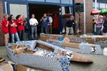 Pappboote auf den Hafenterassen im Rostocker Stadthafen