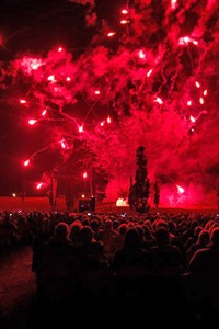 Die finnischen Pyrotechniker von "Tulitemestarit" barchten das Publikum zum Staunen Die finnischen Pyrotechniker von "Tulitemestarit" barchten das Publikum zum Staunen
