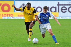 Björn Ziegenbein (Hansa Rostock) im Duell mit Reinhold Yabo (Alemannia Aachen) Björn Ziegenbein (Hansa Rostock) im Duell mit Reinhold Yabo (Alemannia Aachen)