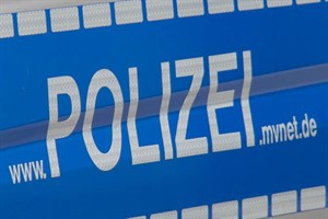 Betrunkener BMW-Fahrer dreht auf dem Sportplatz einer Schmarler Schule seine Runden