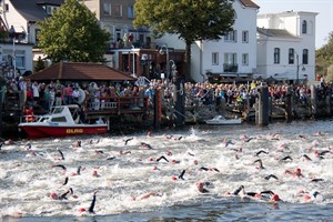 Rostocker Triathlon 2011 - Schwimmen im Alten Strom von Warnemünde