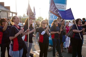 Die Mitarbeiterinnen von BDO feuern ihre vier Läufer an