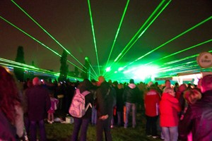 Die Laser Show der "Apollo Arts of Laser and Fire" überbrückte die Zeit zwischen den beiden Feuerwerksblöcken Die Laser Show der "Apollo Arts of Laser and Fire" überbrückte die Zeit zwischen den beiden Feuerwerksblöcken
