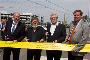 Roland Methling, Volker Schlotmann, Heinz Wessels und Reinhard Wolfgramm (v.l.) öffnen die Straße symbolisch für den Verkehr