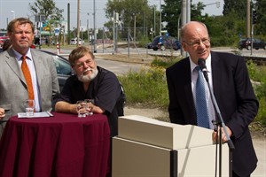 Reinhard Wolfgramm (RGS), Volker Schlotmann und Roland Methling (v.l.) bei der feierlichen Verkehrsfreigabe der Neuen Warnowstraße