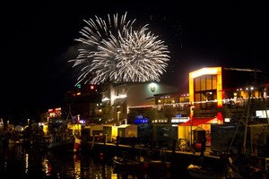 Das Feuerwerk am Alten Strom in Warnemünde Das Feuerwerk am Alten Strom in Warnemünde