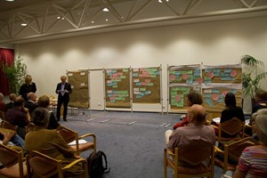 Uwe Drost moderierte das Bürgerforum I zur Vorbereitung des Ideenwettbwerbs zur Warnemünder Mittelmole Uwe Drost moderierte das Bürgerforum I zur Vorbereitung des Ideenwettbwerbs zur Warnemünder Mittelmole