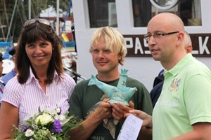 Tino Franke (Mitte) aus Brandenburg zum Dorschkönig 2011 in Warnemünde gekürt