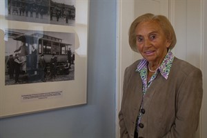 Hannelore Küchenmeister vor einem Foto, das ihren Großvater und Richard Siegmann zeigt