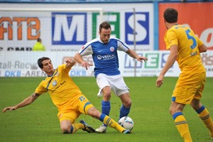 Hansa Rostock - Eintracht Braunschweig: Tino Semmer setzt sich gegen Norman Theuerkauf (links) und Benjamin Kessel durch Hansa Rostock - Eintracht Braunschweig: Tino Semmer setzt sich gegen Norman Theuerkauf (links) und Benjamin Kessel durch