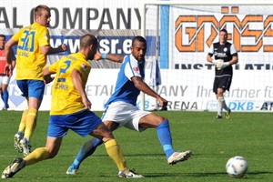 Viel gab es vom Stürmer Klemen Lavric (KSC) nicht zu sehen, doch ein Kopfball genügte zum Ausgleich gegen Hansa Rostock