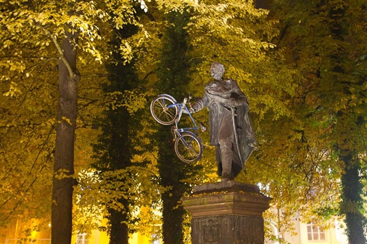 Blücherdenkmal auf dem Uniplatz mit Fahrrad