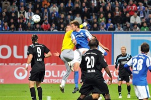 Hansa Rostock - 1860 München: Dominic Peitz verwandelt eine Lartey-Ecke zur 1:0 Führung