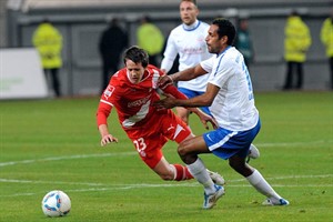 Dexter Langen (Hansa Rostock) im Zweikampf mit Robbie Kruse (Fortuna Düsseldorf)