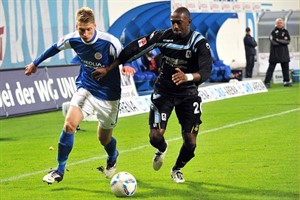 Michael Blum (Hansa Rostock) im Zweikampf mit Collin Benjamin (1860 München)