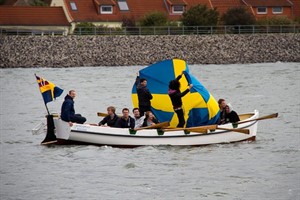 Das schwedische Team verwandelt seinen Ruderkutter in ein Segelboot