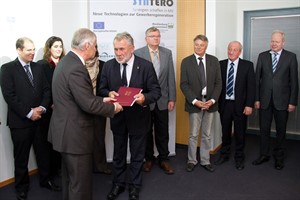 Prof. Dr. Hans-Georg Neumann und andere Vertreter der Verbundpartner nehmen die Fördermittelbescheide vom Wirtschaftsminister Jürgen Seidel entgegen