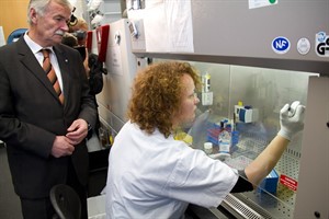 Wirtschaftsminister Jürgen Seidel schaut der Biologie-Laborantin Stefanie Adam bei der Arbeit über die Schultern