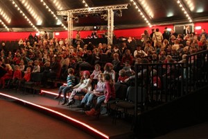 Das Premierenpublikum bei Peterchens Mondfahrt im Theaterzelt