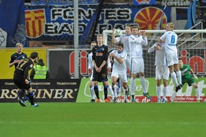 Mit seinem Freistoß bringt Alban Meha den SC Paderborn 07 gegen Hansa Rostock in Führung