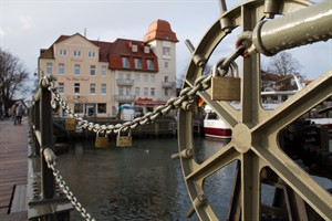 Warnemünder Bahnhofsbrücke mit Liebesschlössern