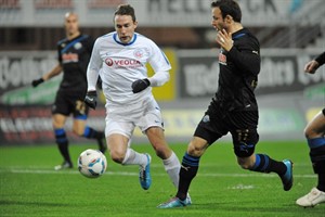 Tino Semmer (Hansa Rostock) im Duell mit Alban Meha (SC Paderborn 07)