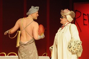 "Charleys Tante" im Theater im Stadthafen - rechts das Original, links die Fälschung