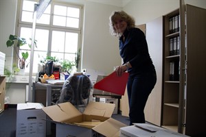 Sachbearbeiterin Regina Klinder räumt ihr frisch saniertes Büro ein Sachbearbeiterin Regina Klinder räumt ihr frisch saniertes Büro ein