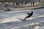 Kitesurfer am Strand von Warnemünde