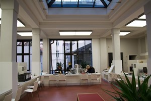 In der ehemaligen Schalterhalle einer Bank befindet sich jetzt das Ortsamt Stadtmitte In der ehemaligen Schalterhalle einer Bank befindet sich jetzt das Ortsamt Stadtmitte