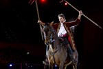 Patrick Faure als Husar mit verschiedenen Waffen