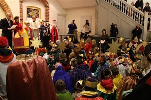 Pastor Beyrau spendet zusammen mit den Kindern den Segen für das Rathaus