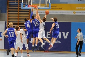 Sven Hellmann (am Ball) mit 21 Punkten und Verletzung am Sprunggelenk