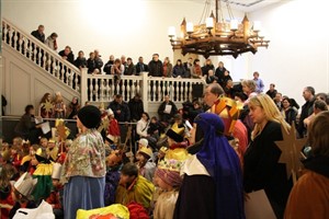 Über 100 verkleidete Kinder im Rathaus