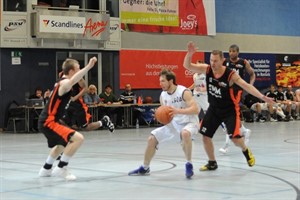 BBC Febro Eagles Magdeburg - EBC Rostock 91:77 - Auch die 27 Punkte von Sven Hellmann (mit Ball) reichten nicht aus BBC Febro Eagles Magdeburg - EBC Rostock 91:77 - Auch die 27 Punkte von Sven Hellmann (mit Ball) reichten nicht aus