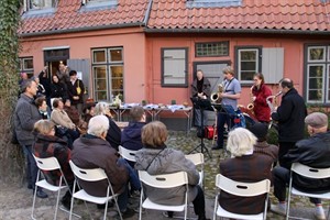 Ist der Andrang in der Galerie Klosterformat zu groß, weichen die Besucher ins Freie aus