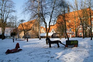 Spielplatz im Klostergarten mit Blick auf die Professorenhäuser rechts und die mittelalterlichen Klostergebäude hinten