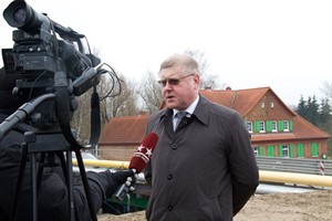 Vladimir Kukin von der Russischen Botschaft in Deutschland wird für das russische Fernsehen am Mühlendamm in Rostock interviewt.